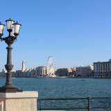 ...questi non hanno il basamento rettangolare, ma un�inconsueta forma angolare...
